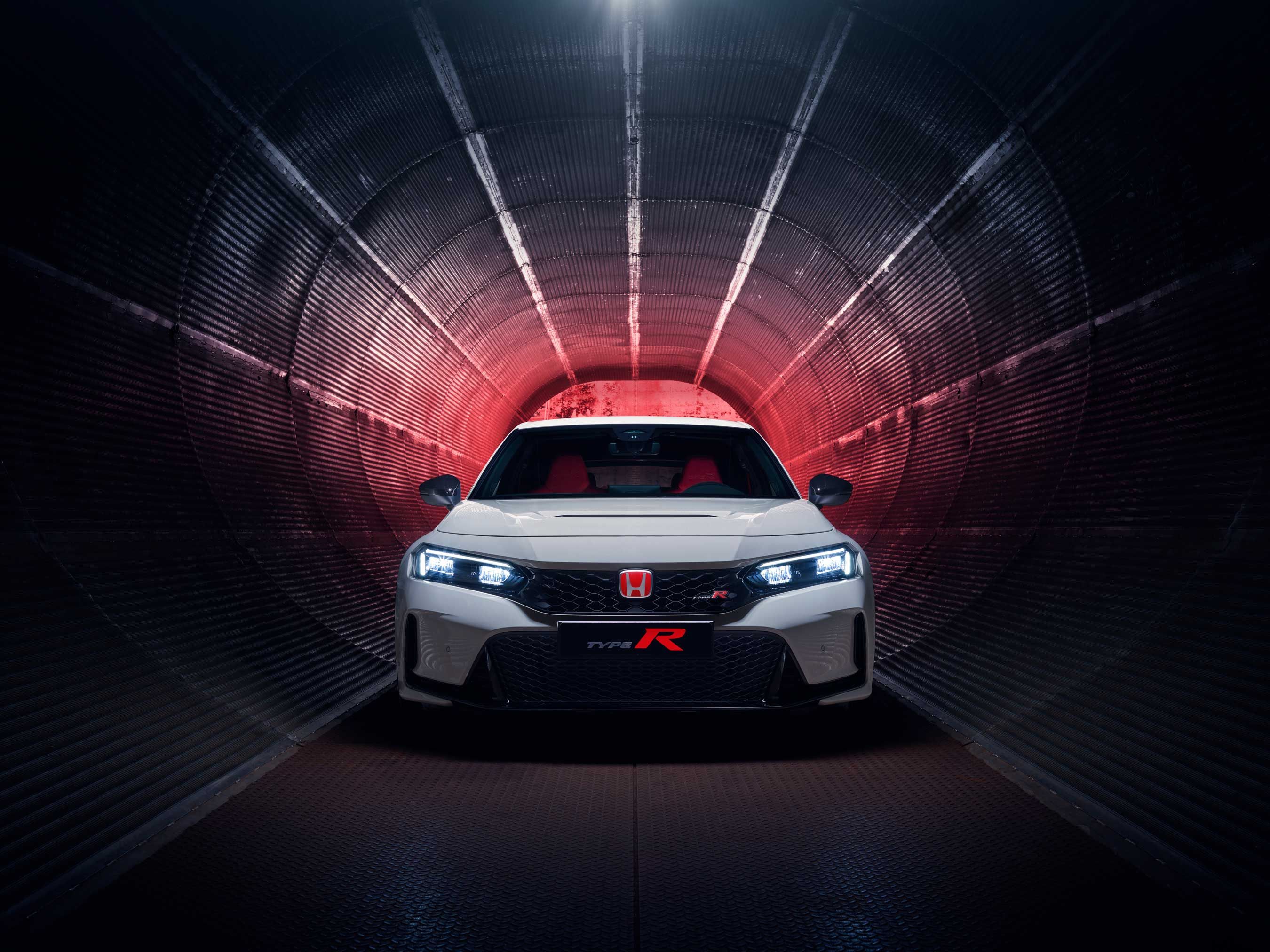 Honda Civic Type R blanche importée d’Europe, présentée par le Garage Majestic SA à La Tour-de-Trême, spécialiste de l’importation automobile en Suisse.